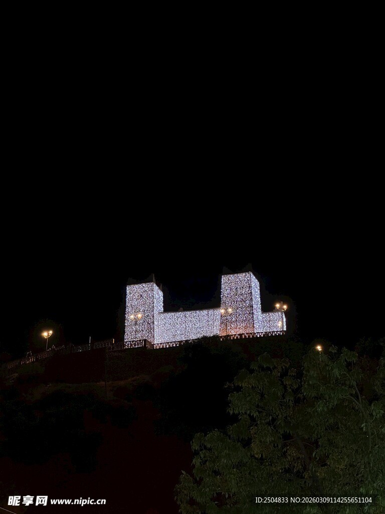 夜晚中的古老建筑遗迹