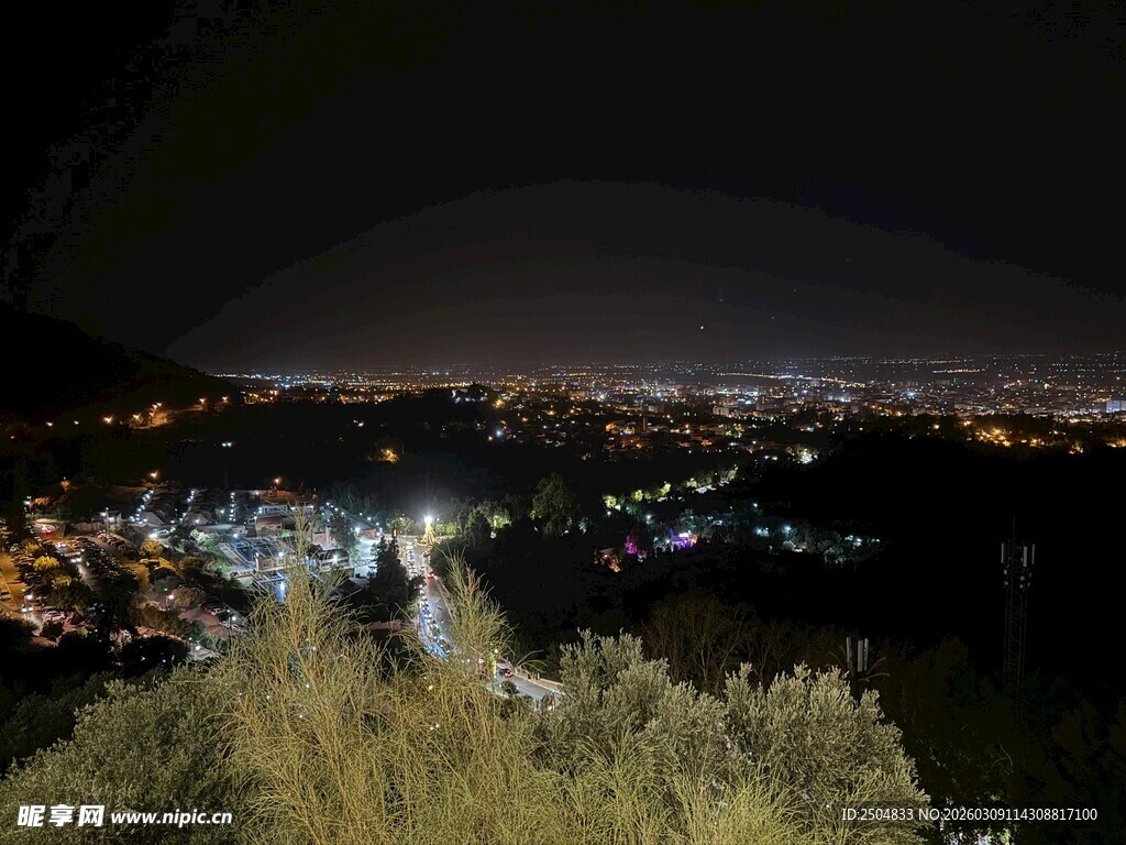 俯瞰夜色中的城市灯火