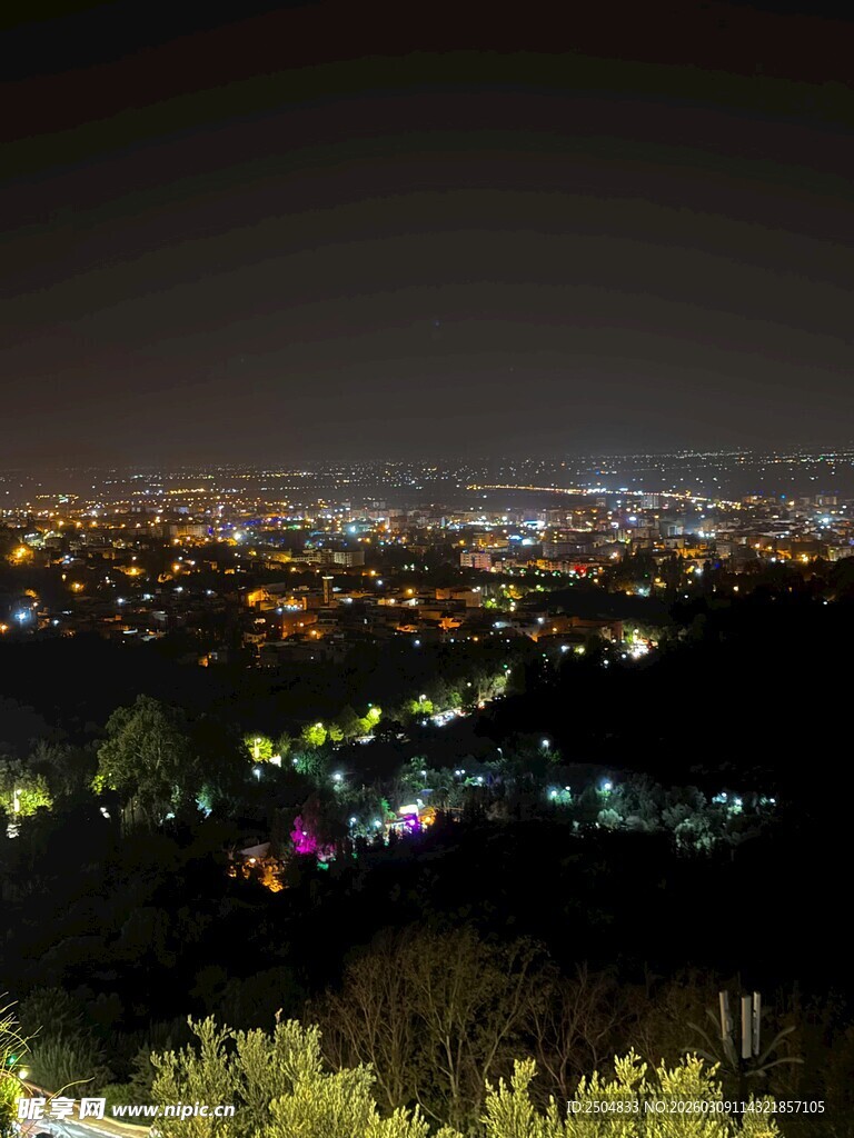 城市璀璨夜景俯瞰图