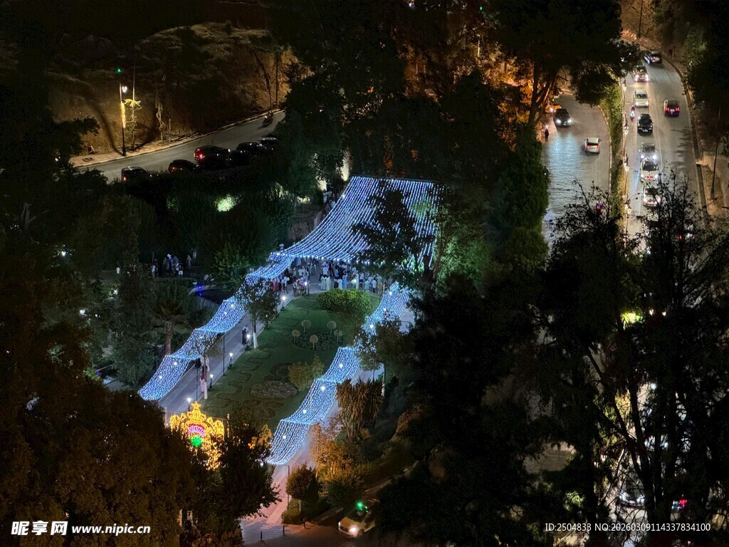 城市夜色中的璀璨街道