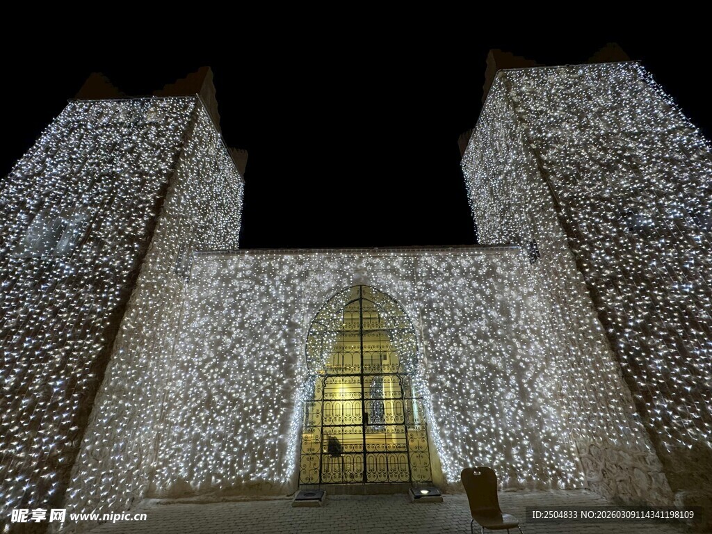 梦幻灯光装饰的宏伟建筑