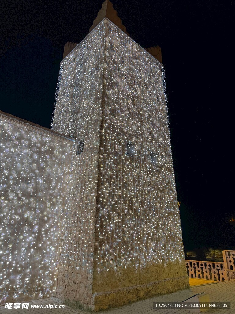 夜晚石砌塔楼建筑景观