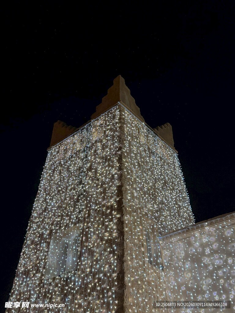 夜晚的石砌塔楼