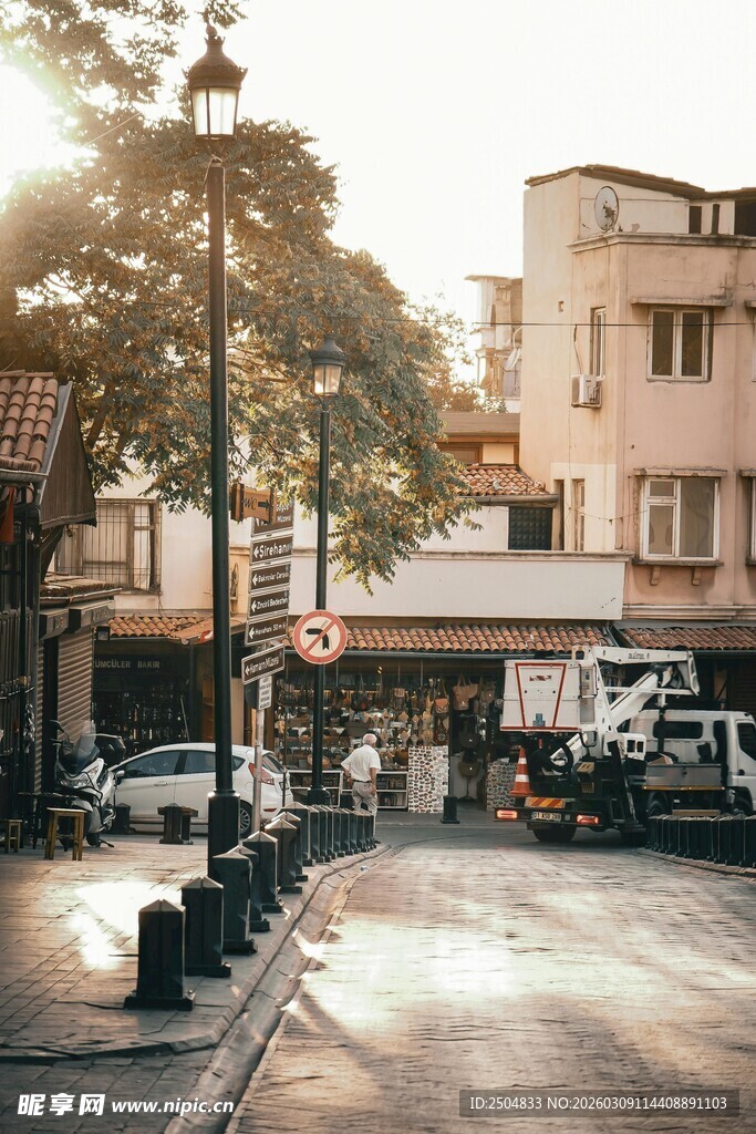 阳光照耀下的城市街道