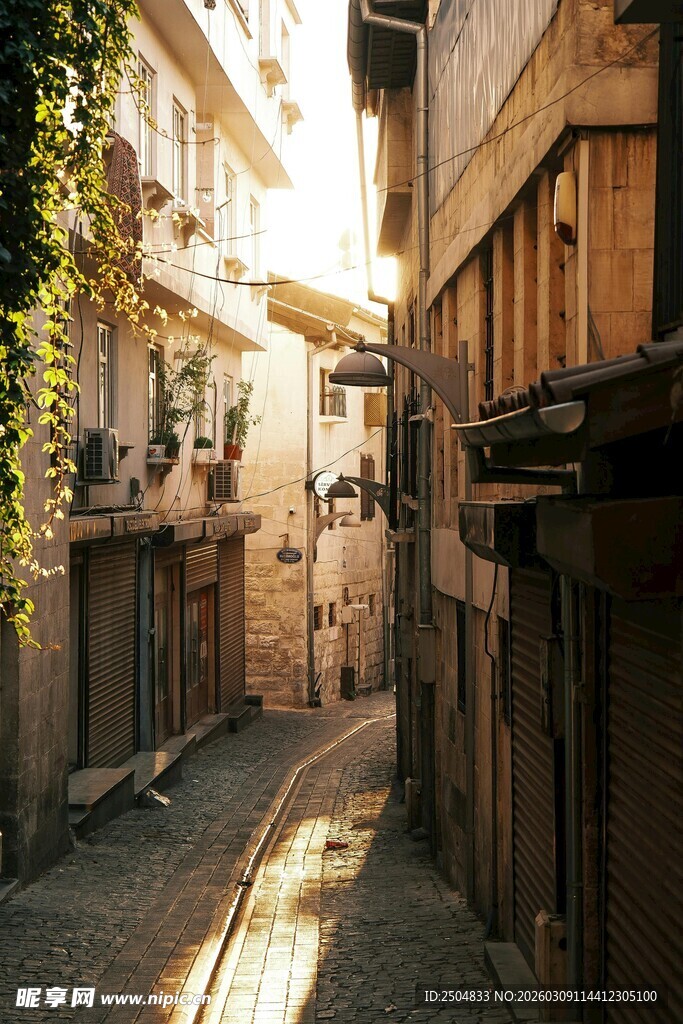 狭窄古朴的小巷风光