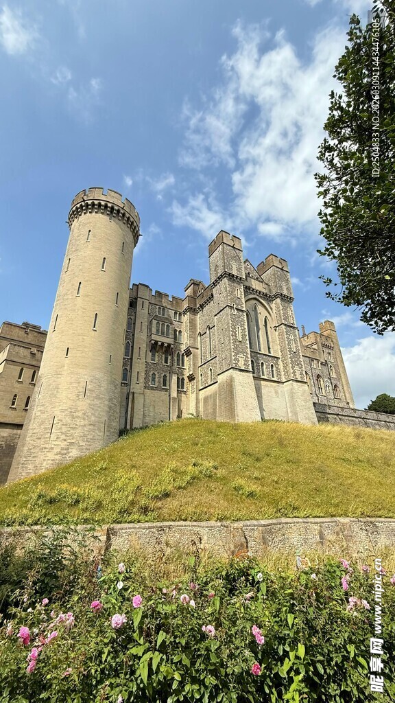 古老城堡矗立蓝天白云下