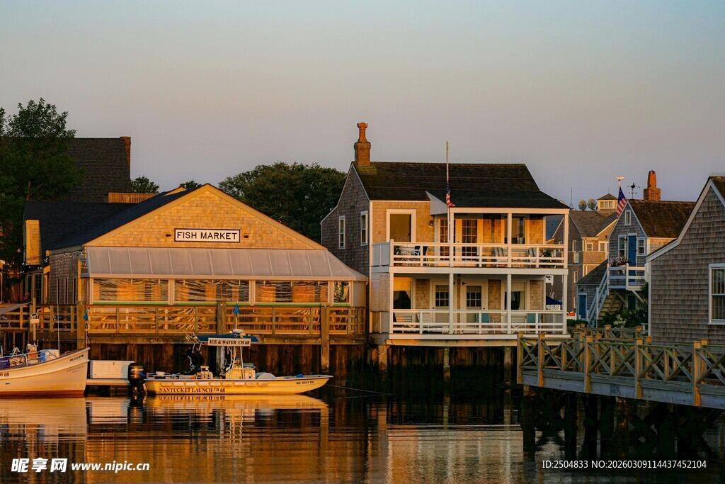 黄昏时临水的美丽建筑群
