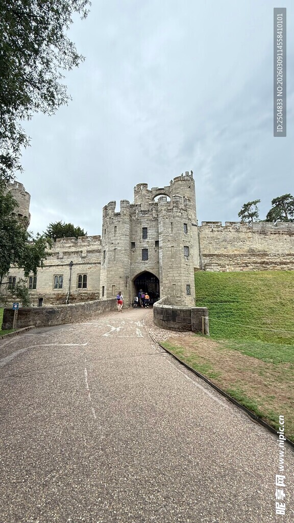 古老城堡前的宁静道路