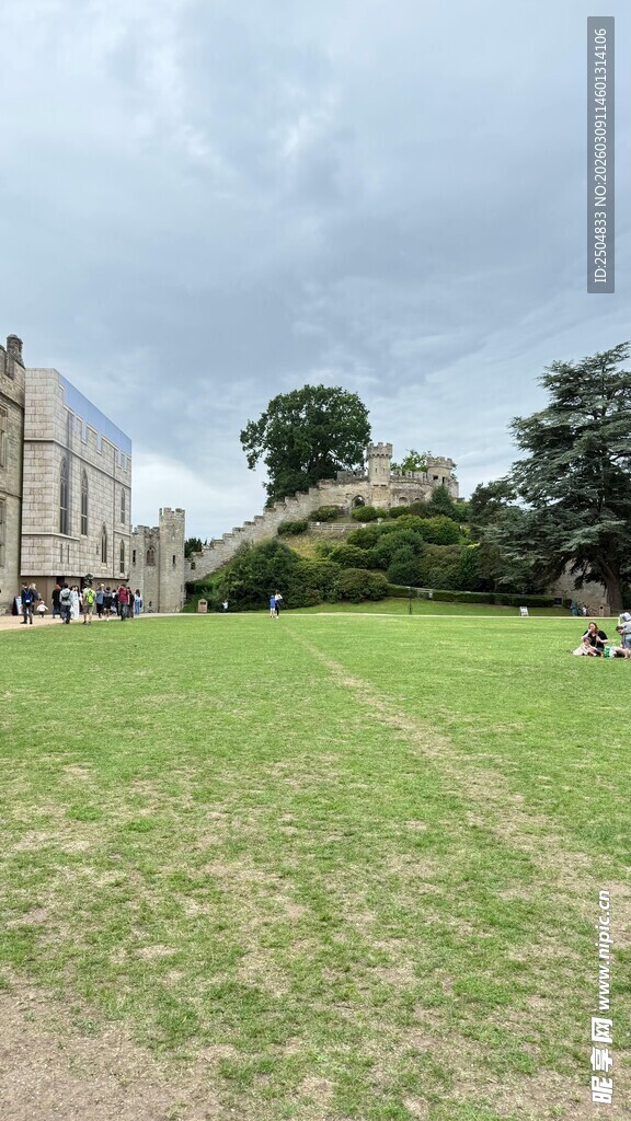 英式草地与远处建筑景观