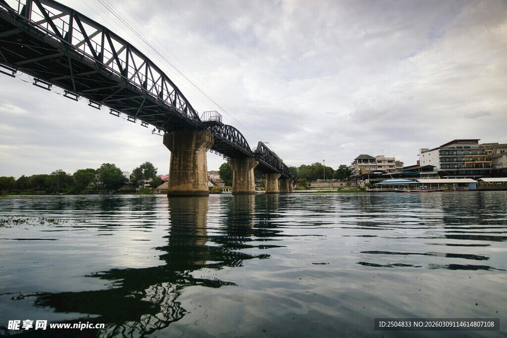 河畔铁桥横跨宁静水面