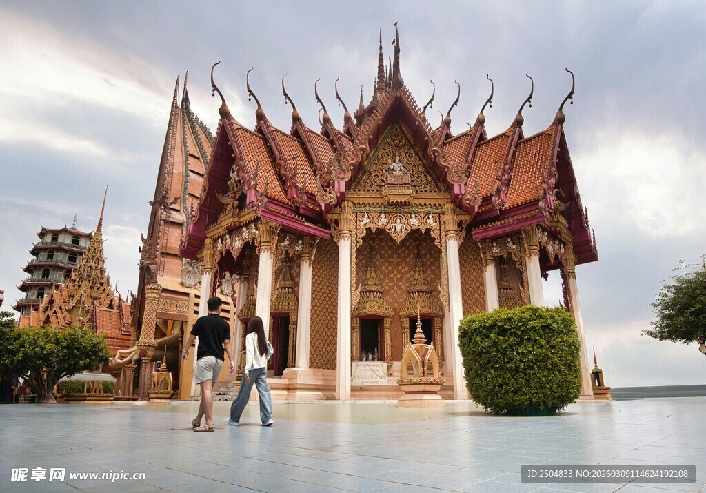 泰国寺庙前的 客身影