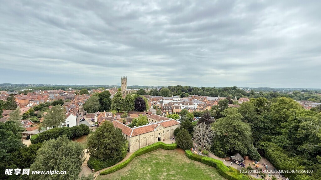 俯瞰绿意盎然的城镇风光