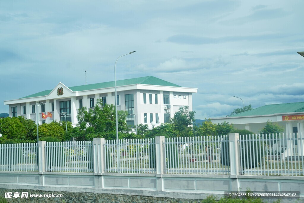 白色建筑与围栏景观