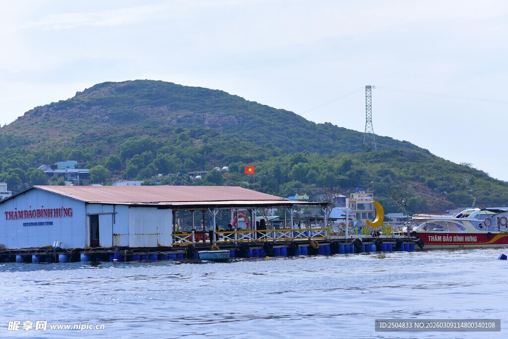 水上码头与远山景色