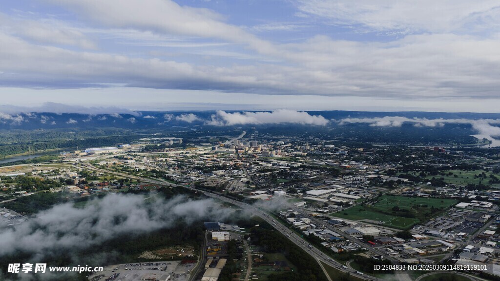 俯瞰云雾缭绕的城市景观