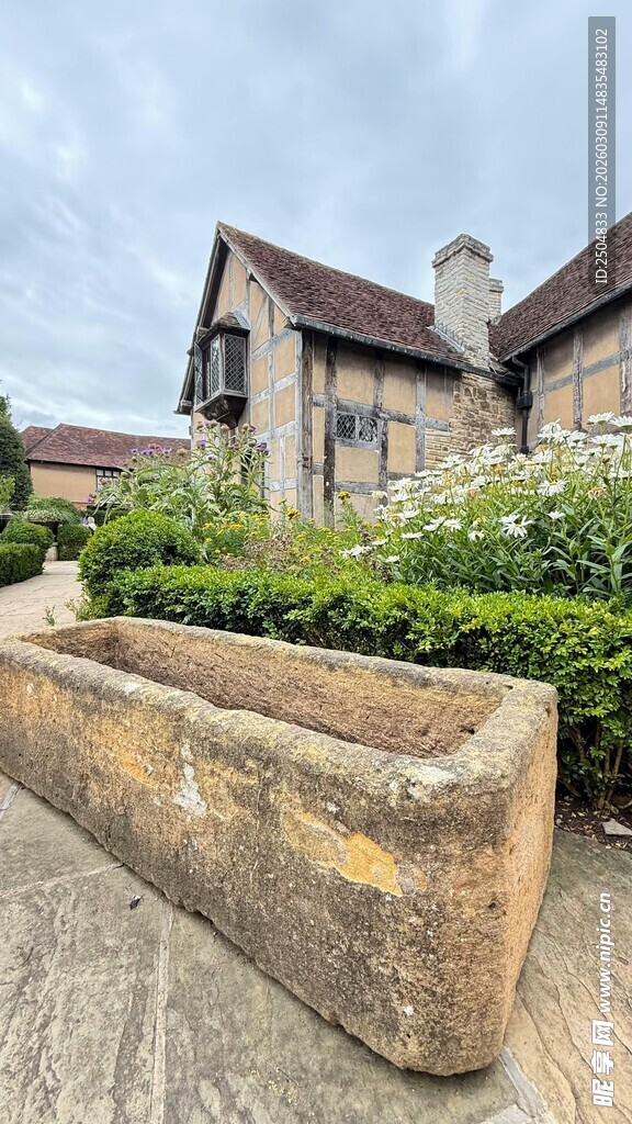 古老石槽旁的欧式建筑