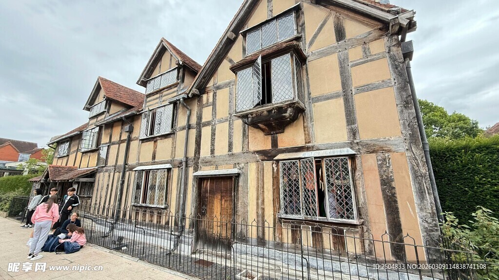 古朴英式木质建筑外观