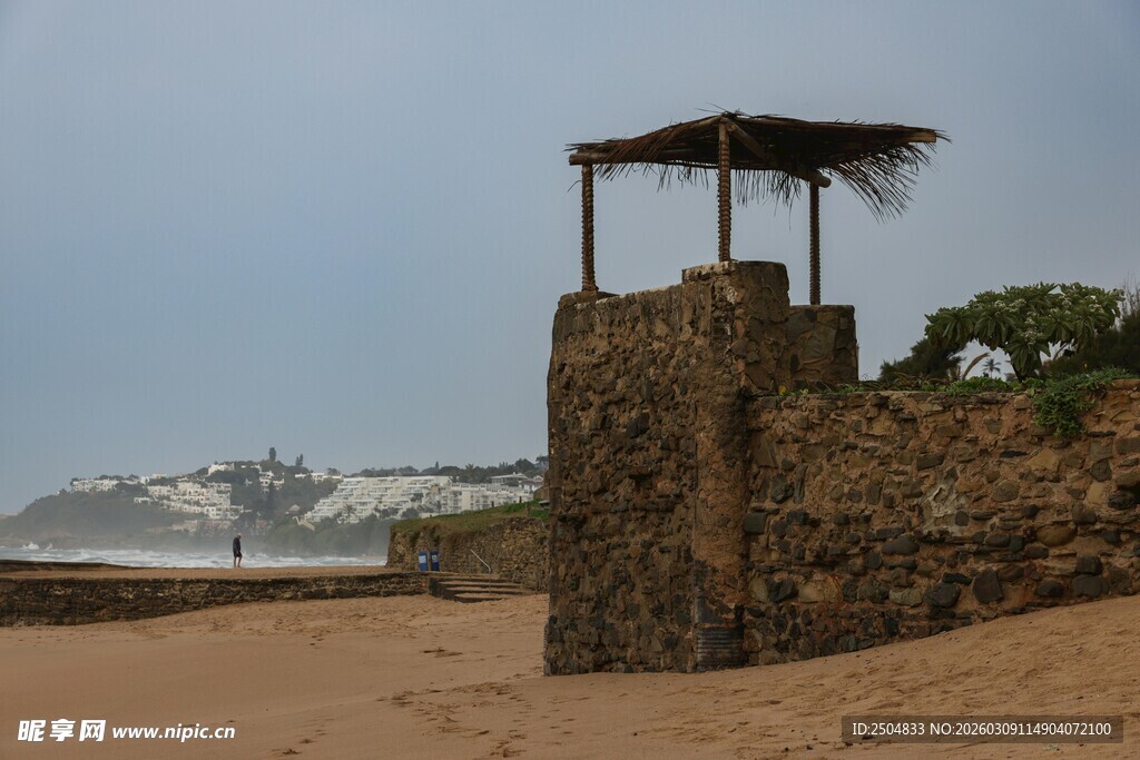 海边石砌瞭望亭