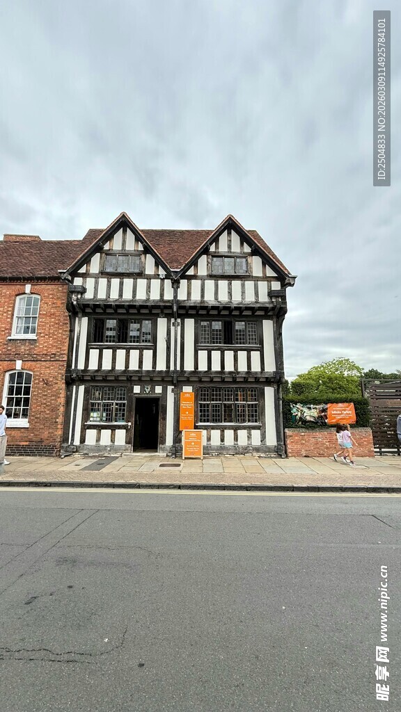 英式半木结构街边建筑