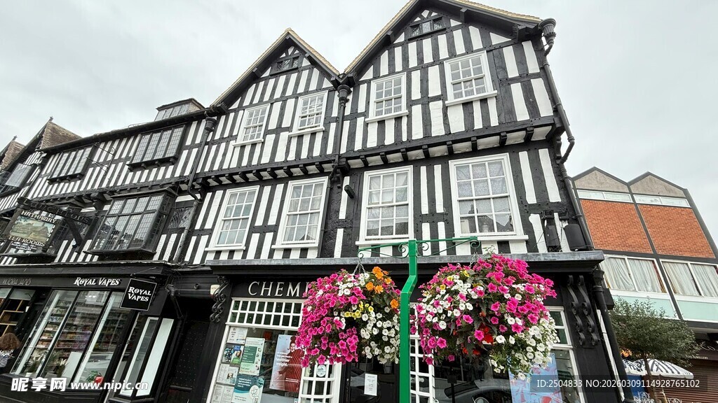 英式风格建筑与街头花卉