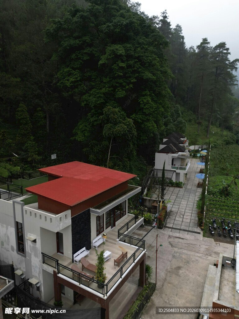 山间红顶小屋