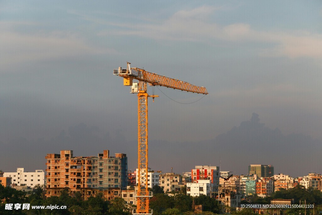 城市中的塔式起重机