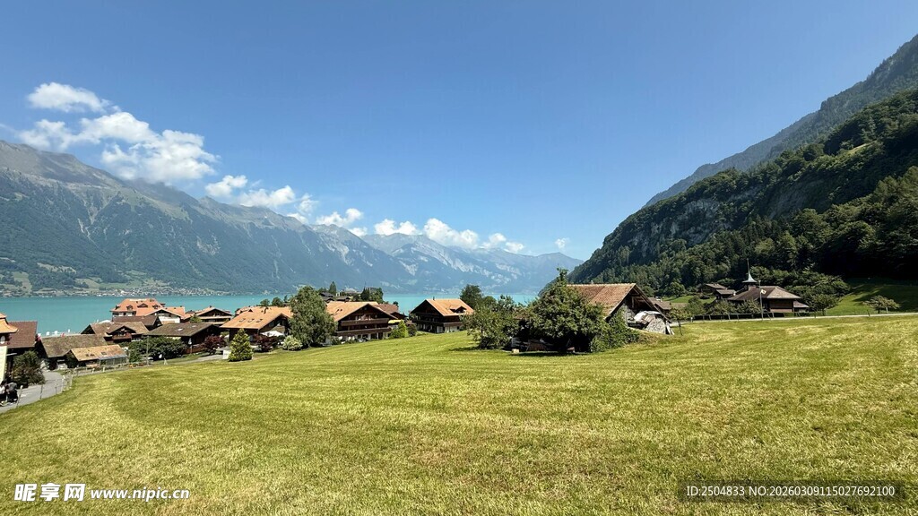 山间草地旁的多彩小屋
