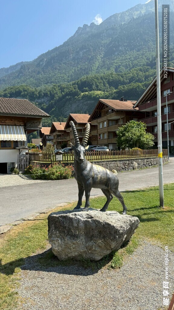 户外鹿形雕塑与山间建筑