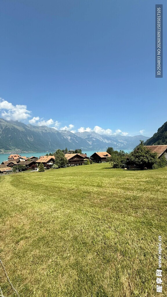 广袤草原与远处村落风光