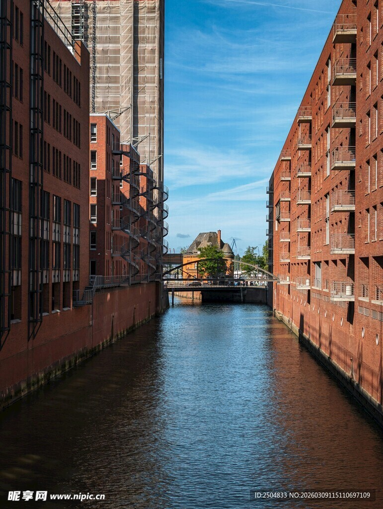 河畔红砖建筑与水道景观
