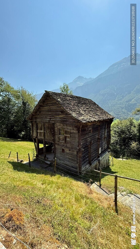 山间古朴小屋 自然景致
