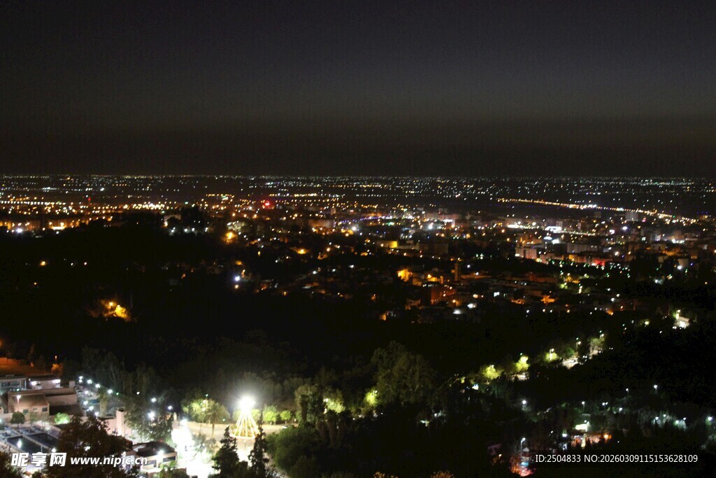 城市璀璨夜景俯瞰图