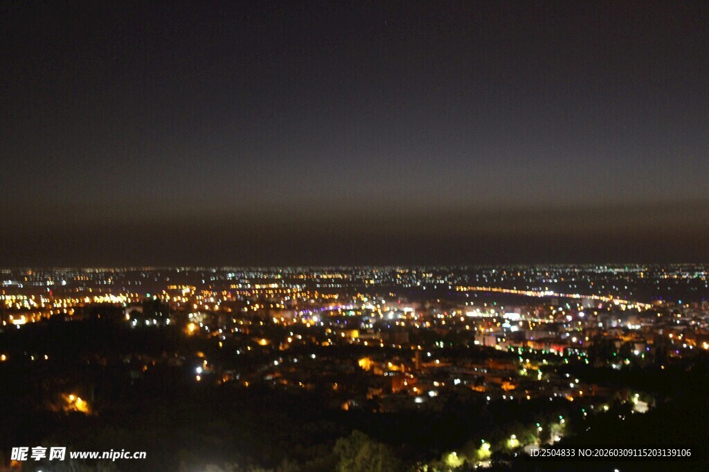 城市璀璨夜景俯瞰图