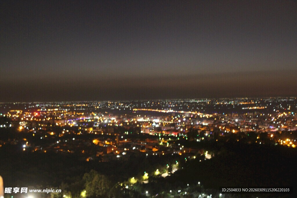 城市夜景俯瞰图