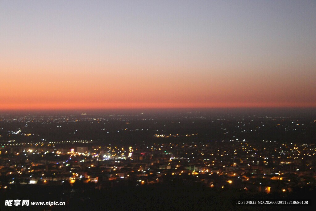 城市黄昏夜景俯瞰图