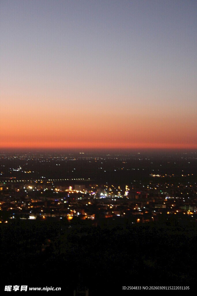 城市黄昏夜景俯瞰图