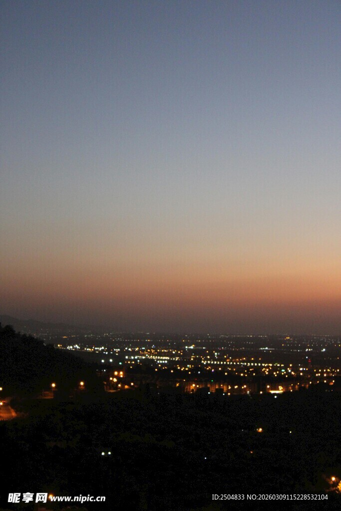 黄昏下城市夜景俯瞰