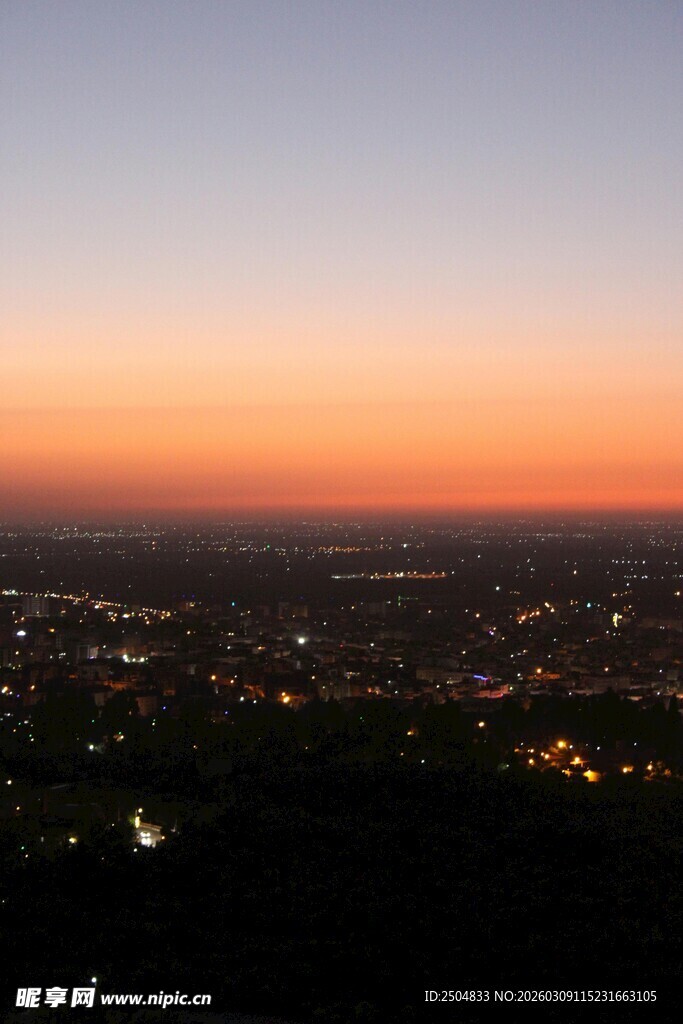 城市黄昏夜景俯瞰