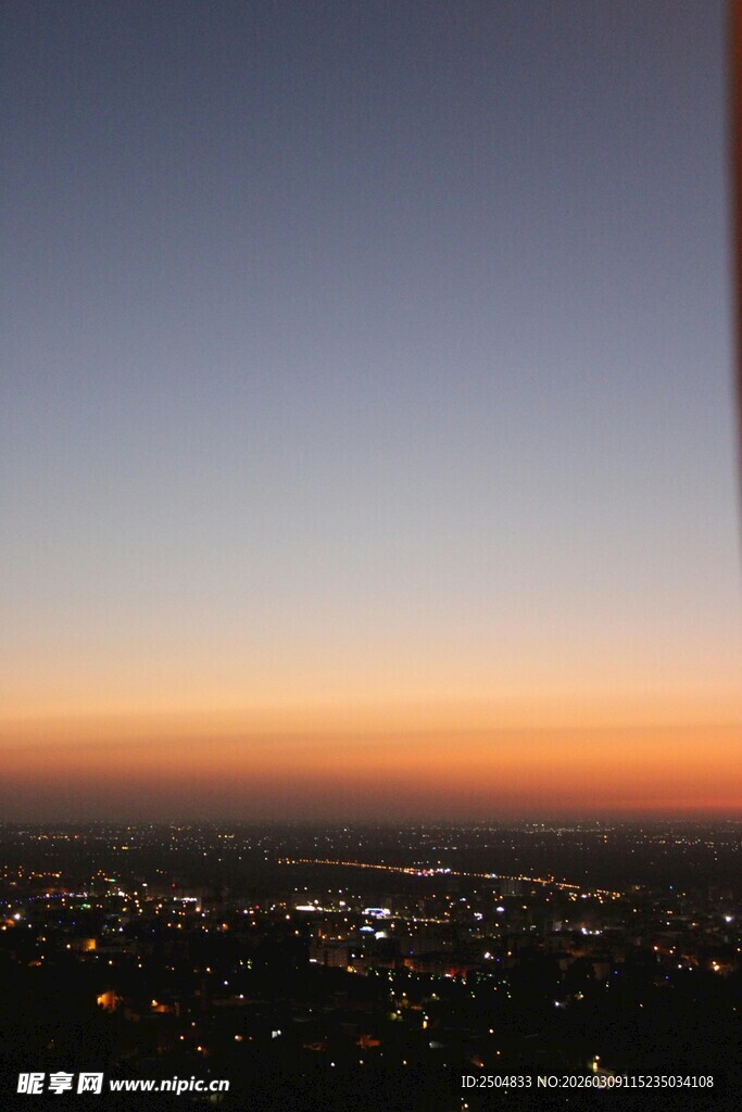 飞机上俯瞰绚丽日落景色