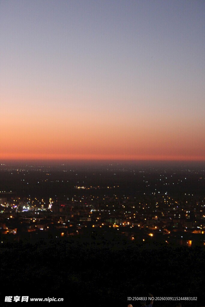 城市暮色中的绚烂天际线