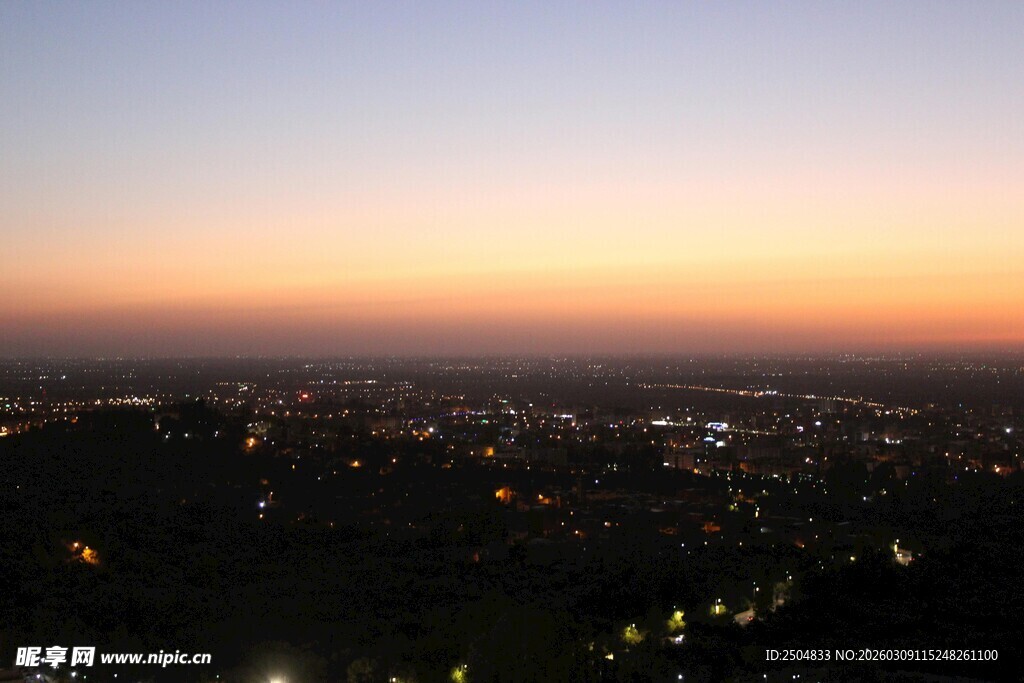 城市黄昏夜景俯瞰图