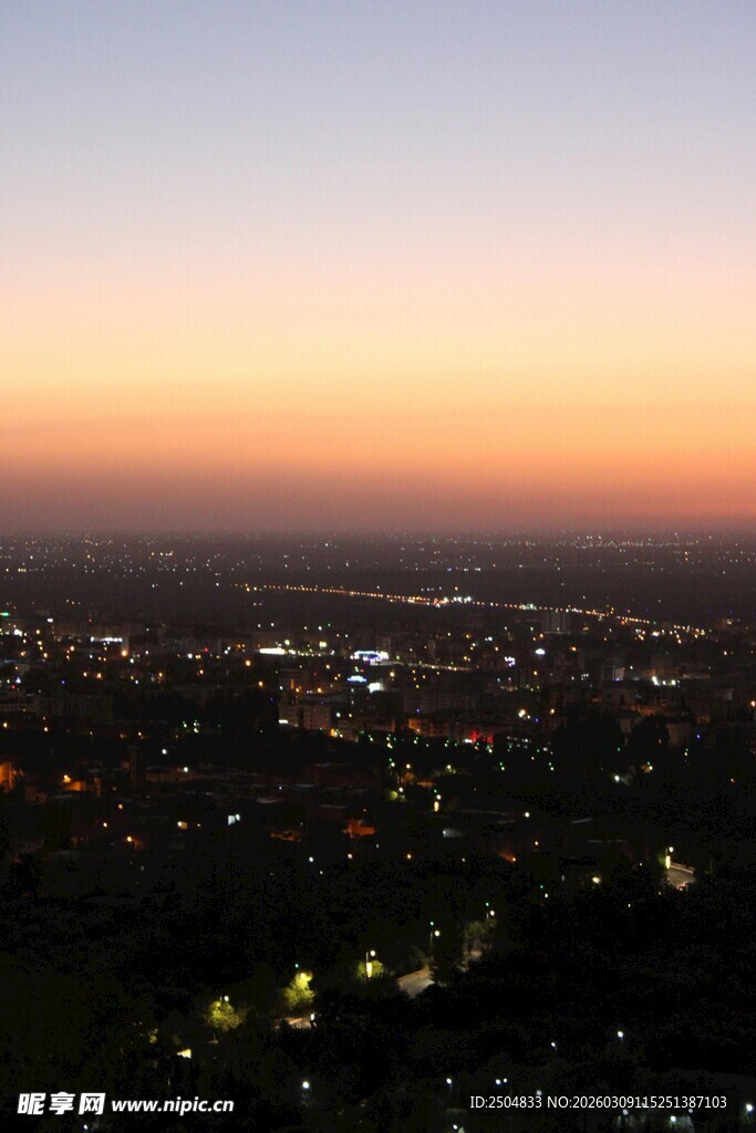 城市黄昏夜景远眺风光