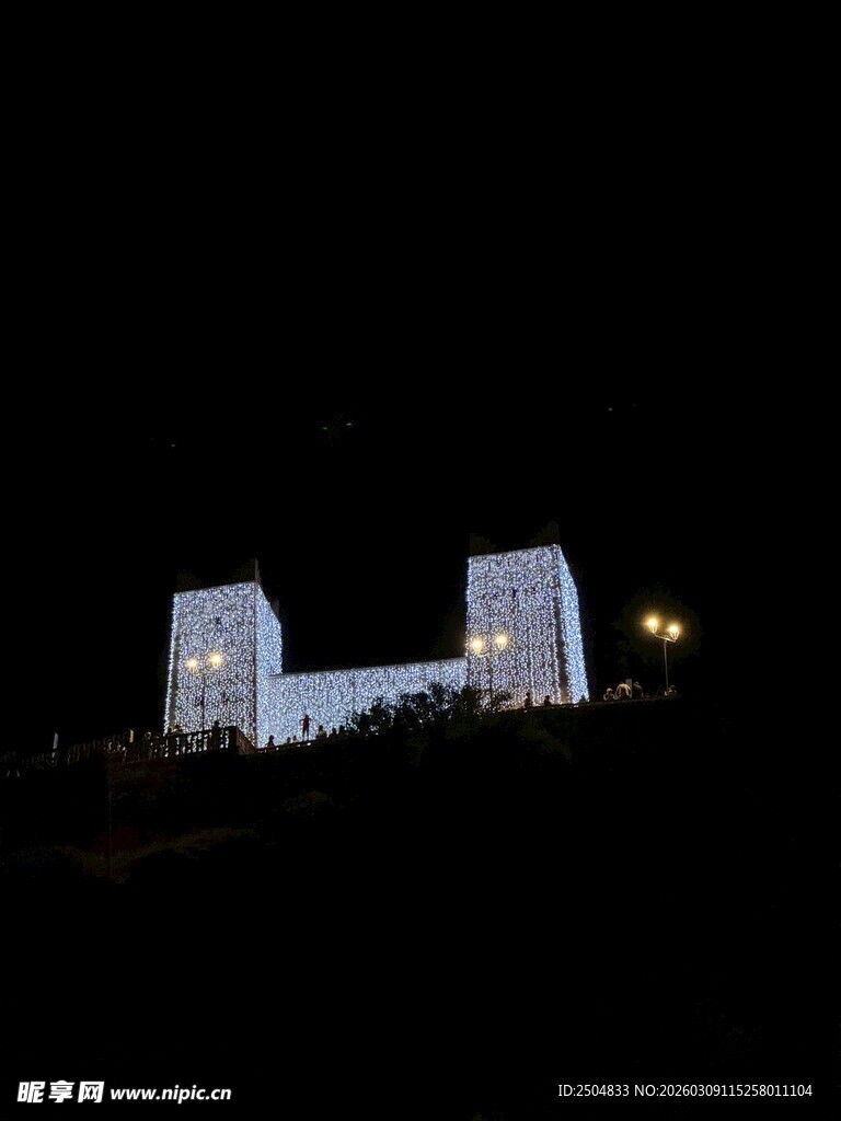 夜晚灯火通明的建筑