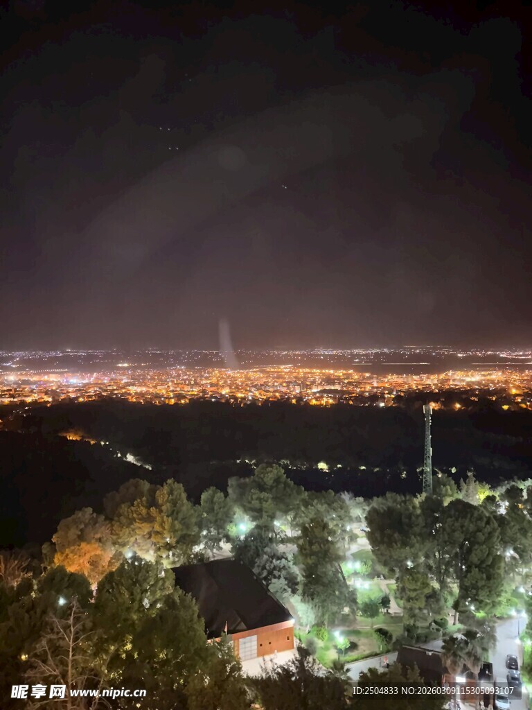 城市璀璨夜景俯瞰图