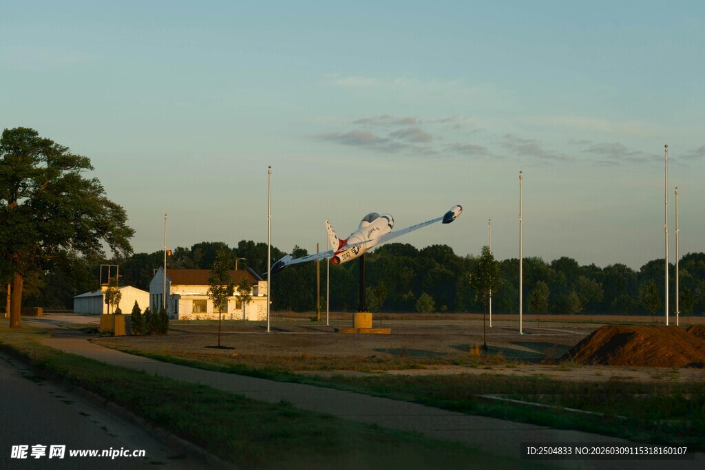 黄昏下的田野与房屋