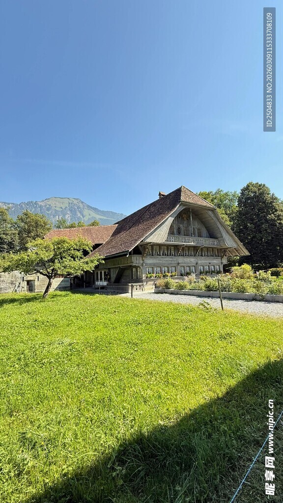 乡村小屋旁的翠绿草地