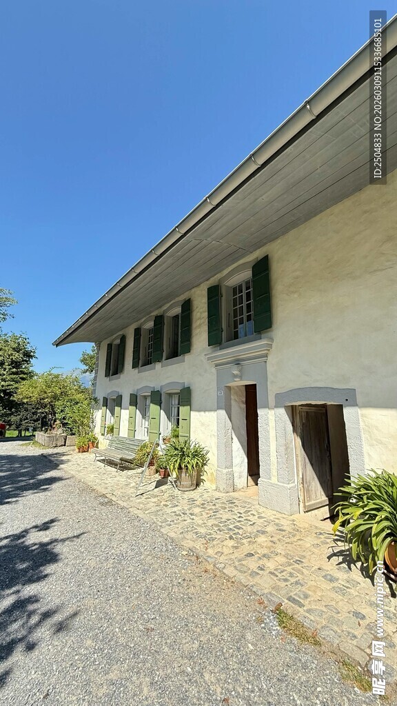 乡村路旁的两层简约房屋