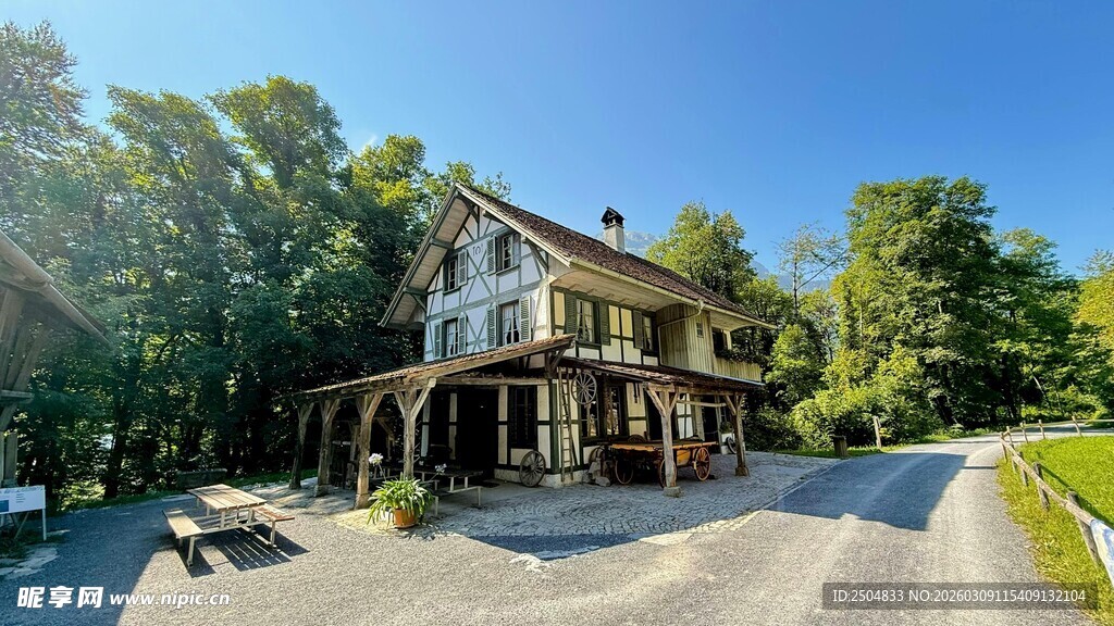 林间两层木屋 宁静惬意