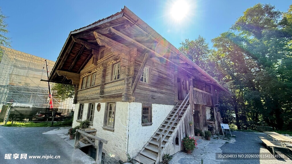 山间木屋 阳光洒落美景