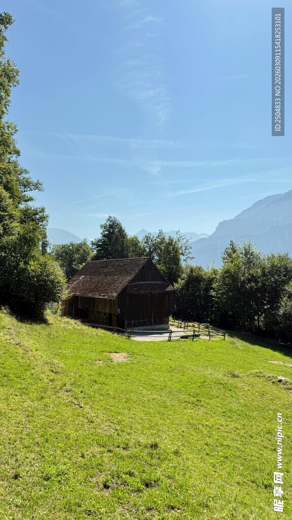 乡村绿野中的静谧小屋